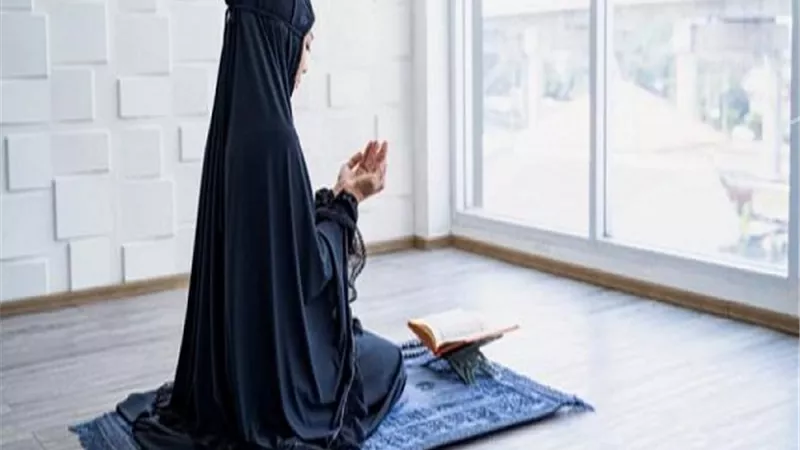 أنت تسأل والإفتاء تجيب.. صلاة المرأة بشعرها