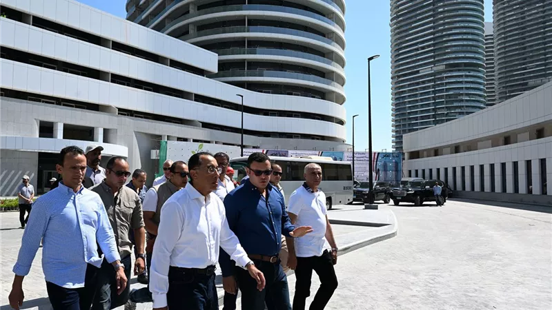 مدبولى يتفقد عددا من الوحدات السكنية والشاليهات بالعلمين الجديدة