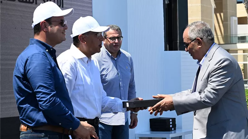رئيس الوزراء يسلم عقود عدد من الوحدات السكنية المتنوعة بالعلمين