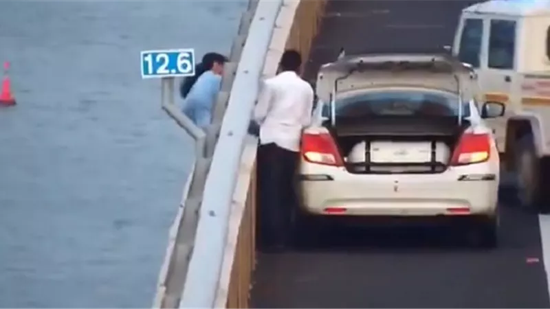 سائق ينقذ امرأة حاولت القفز من أعلى جسر .. فيديو