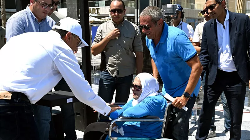 رئيس الوزراء يسلم عقود عدد من الوحدات السكنية المتنوعة بمدينة العلمين الجديدة