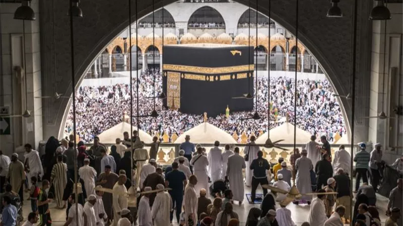 تعرف على ملابس الإحرام للمرأة والرجل