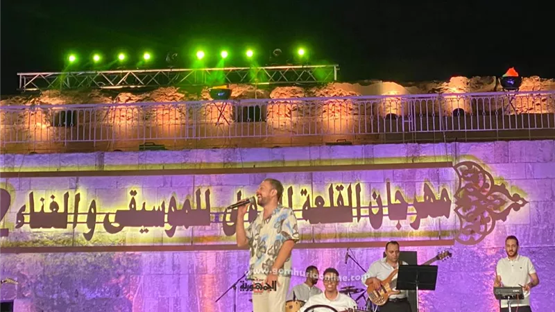 وسط تصفيق حار من جمهور.. لؤي يشعل حفل مهرجان القلعة..صور
