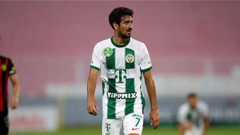 سيف زاهر : بن رمضان ما زال في الصورة وقريب من الأهلي .. شاهد