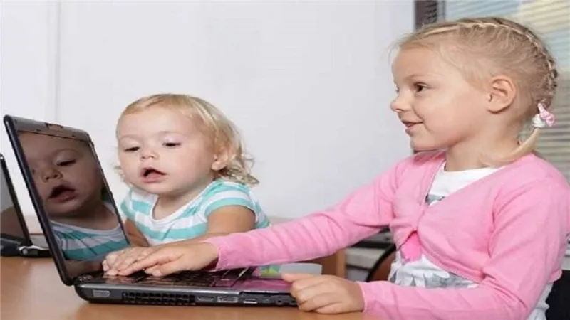 خبير يحذر من مخاطر الأجهزة الإلكترونية على نفسية الأطفال ويكشف عن البدائل