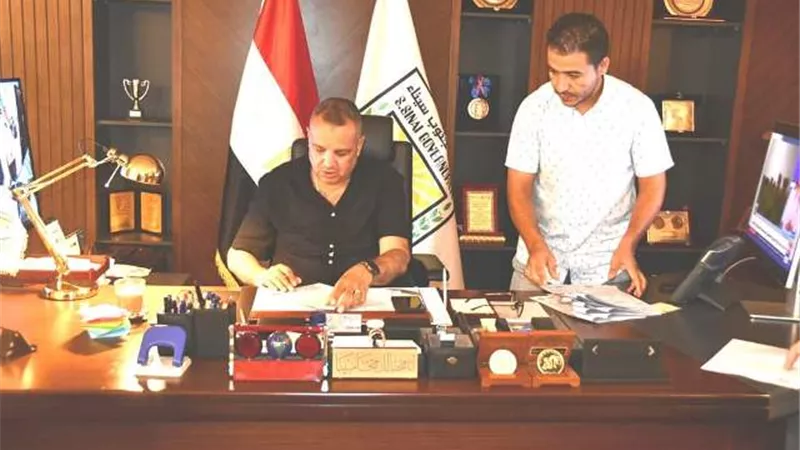 محافظ جنوب سيناء يوقع عدد من عقود التقنين تضامنا مع المواطنين