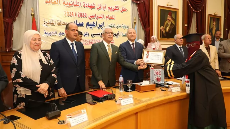 محافظ القاهرة يكرم طلاب الثانوية العامة الاوائل ومنحهم أجهزة محمو