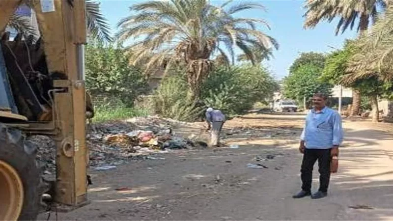 حملة مكبرة للنظافة والانارة بقرى مركز ابوقرقاص ورفع ٨٠ طن