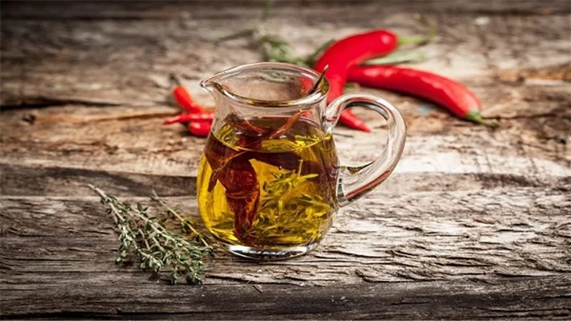 أبرزها صحة الجهاز الهضمي .. 6 فوائد مهمة لزيت الفلفل الحار