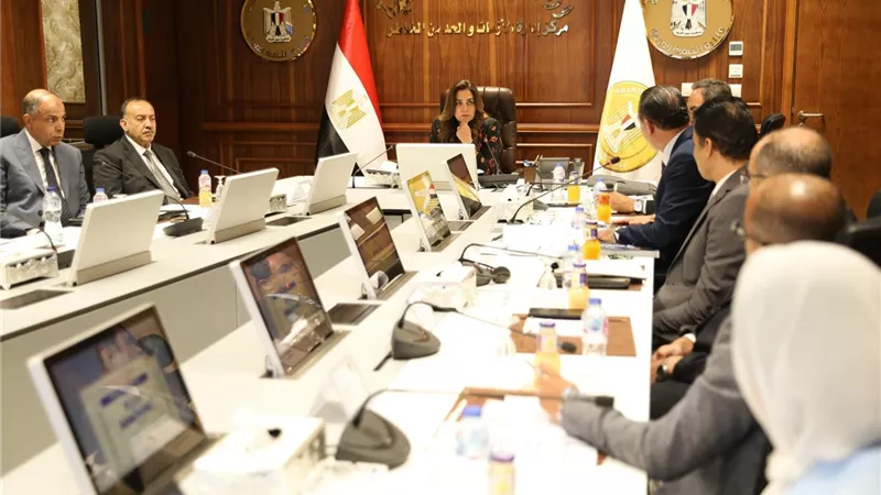 محافظ المنيا يستعرض الفرص الاستثمارية المتاحة ضمن برنامج تنمية