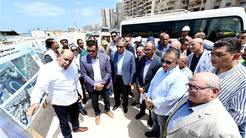 وزير الإسكان ومحافظ الإسكندرية يختتمان جولتهما بتفقد مشروع توسعة الكورنيش