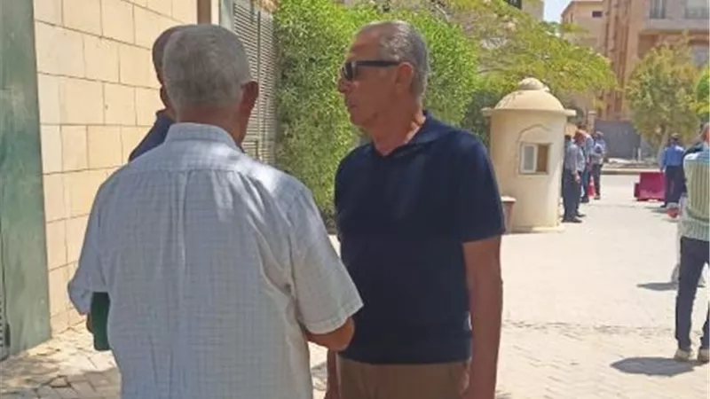 محمود حميدة فى جنازة نجل محمود طاهر
