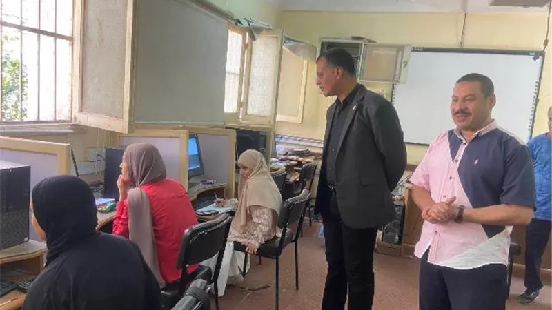 وكيل تعليم قنا يتابع الاختبارات للمتقدمين للالتحاق بمدارس Stem