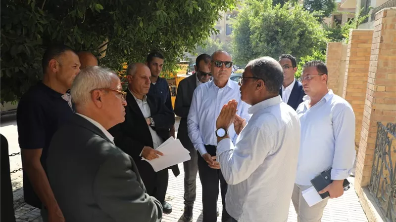 محافظ القاهرة يتفقد إزالة دور مخالف بشارع الفرقان بحى المقطم