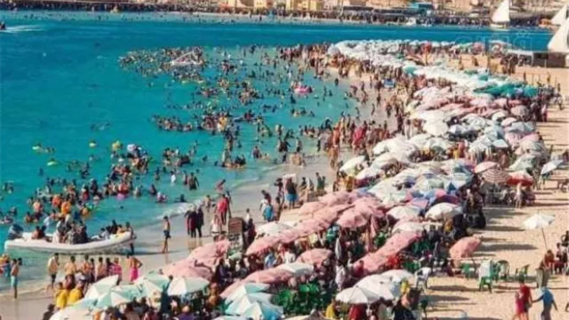 زحام شواطئ مطروح ينعش اقتصاد المحافظة والالاف يتوافدون يوميا