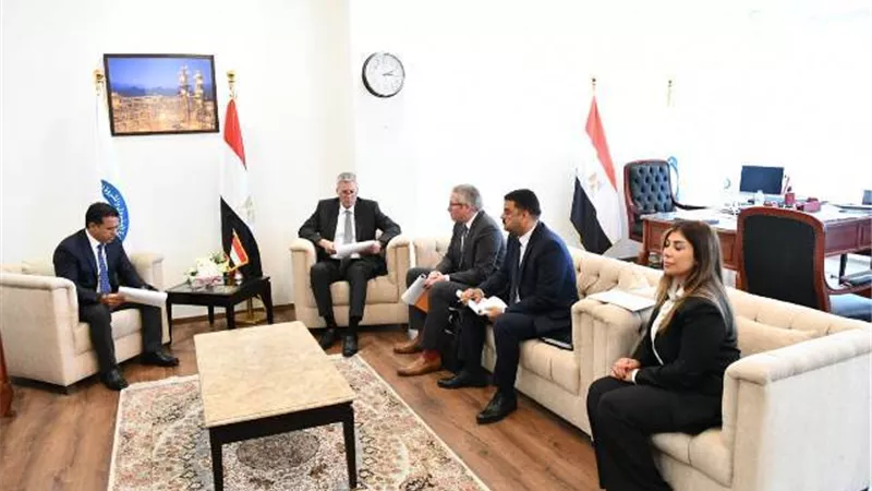 وزير البترول يبحث مع مسئولي لوتس جولد الكندية وكابيتال دريل خطط عملهما