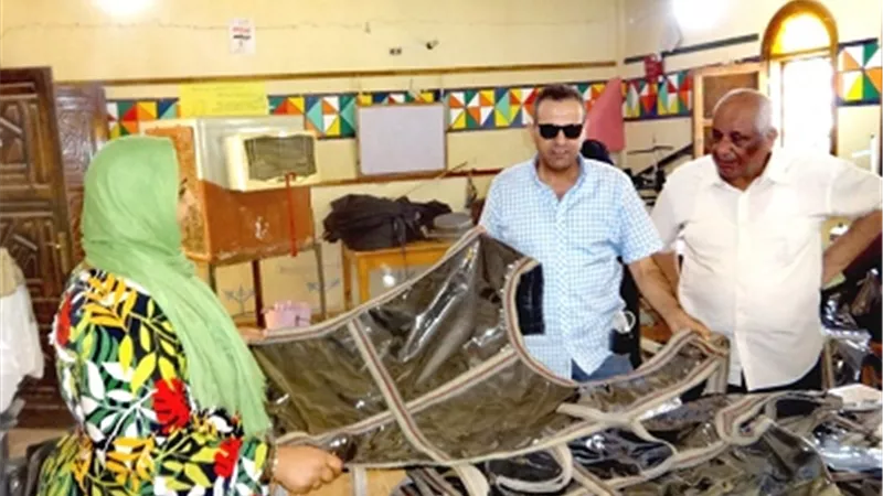 تصنيع حفاضات الخيول بالبيت النوبى بالأقصر لخدمة الحنطور السياحى
