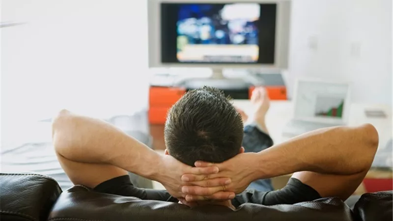مشاهدة التلفاز لأكثر من 5 ساعات يوميا .. تزيد خطر الإصابة بالخرف
