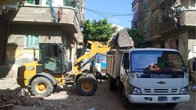 رفع 15 طن اتربة ورديم بنطاق حى غرب الاسكندرية