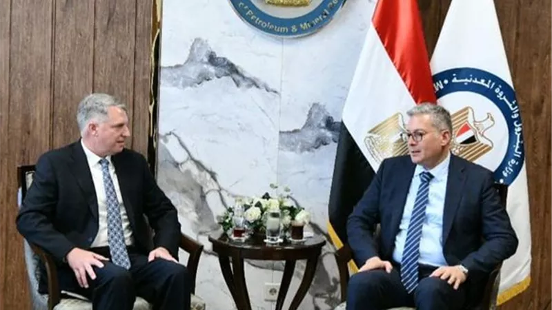وزير البترول يناقش مع قيادات شيفرون الإسراع ببرامج الحفر بالمتوسط