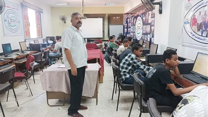 مدير تعليم نجع حمادي يتابع الاختبارات التأهيلية ل 240 متقدما