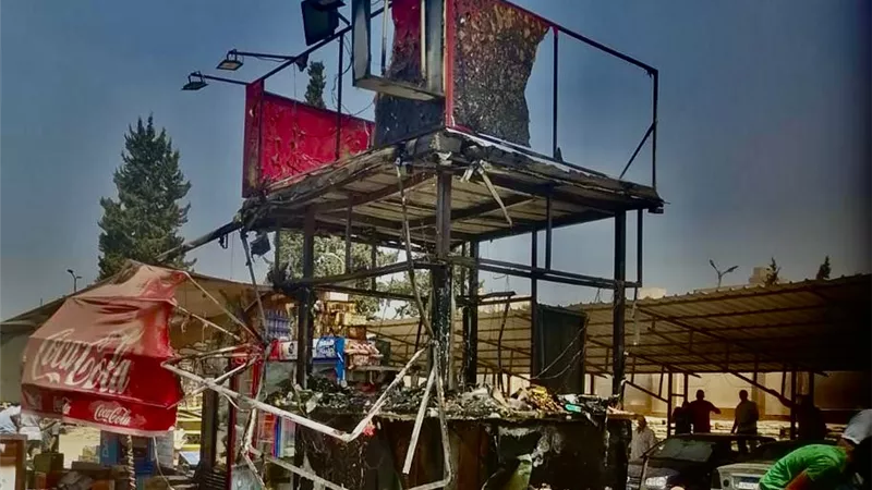 الادلة الجنائيةتعاين كشك الاسماعيلية المحترق لتحديد اسباب الحريق