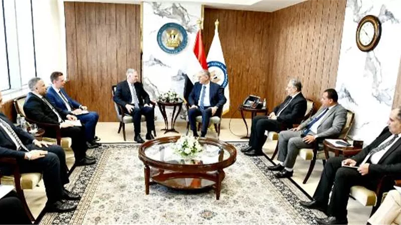 وزير البترول يبحث مع وفد من شيفرون خطط عملها للكشف عن الغاز