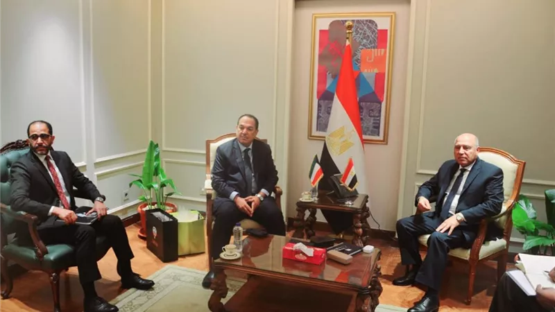 وزير النقل يبحث مع السفير الكويتي بالقاهرة سبل التعاون المشترك