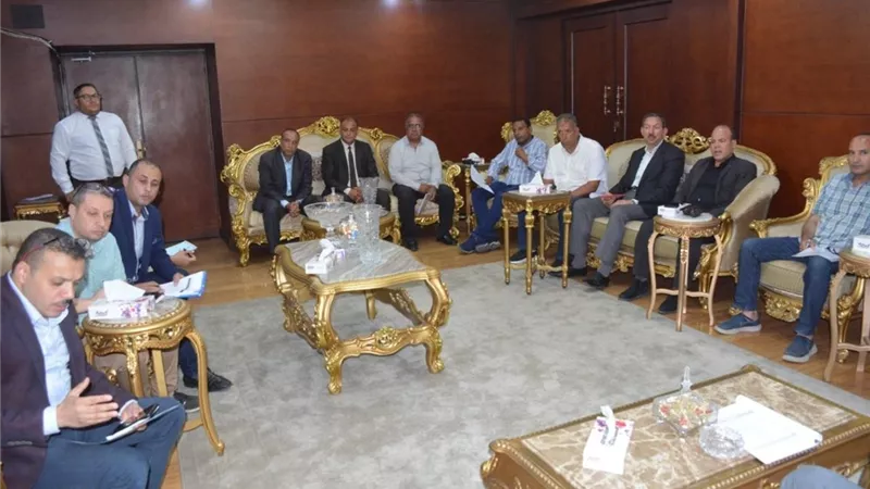 محافظ الغربية يناقش مشروعات 