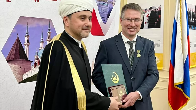 مفتي روسيا يمنح جاتين وجاد وسام الاستحقاق