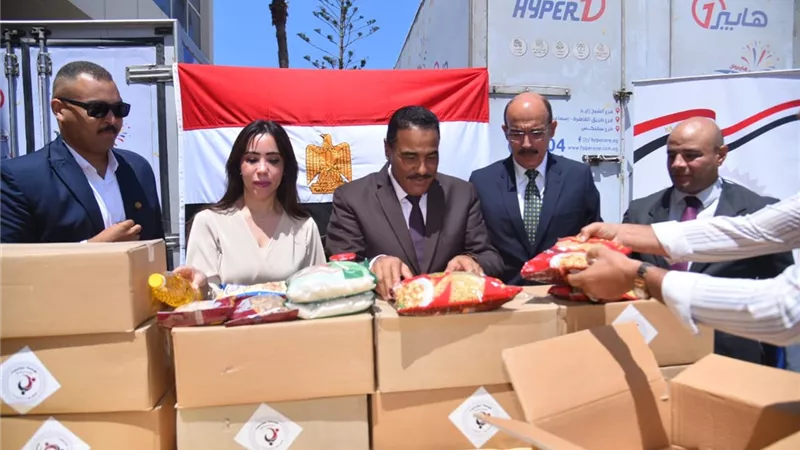 محافظ مطروح يستقبل وفد مؤسسة نيو إيجيبت ويتسلم هدية المؤسسة