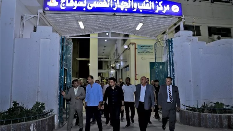 محافظ سوهاج يوفر سرير عناية مركزة لمريض قابله بالصدفة