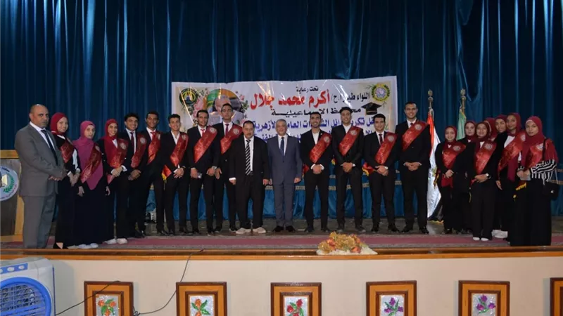 بالأسماء .مكافآت مالية وشهادات تقدير لأوائل الشهادات بالإسماعيلية