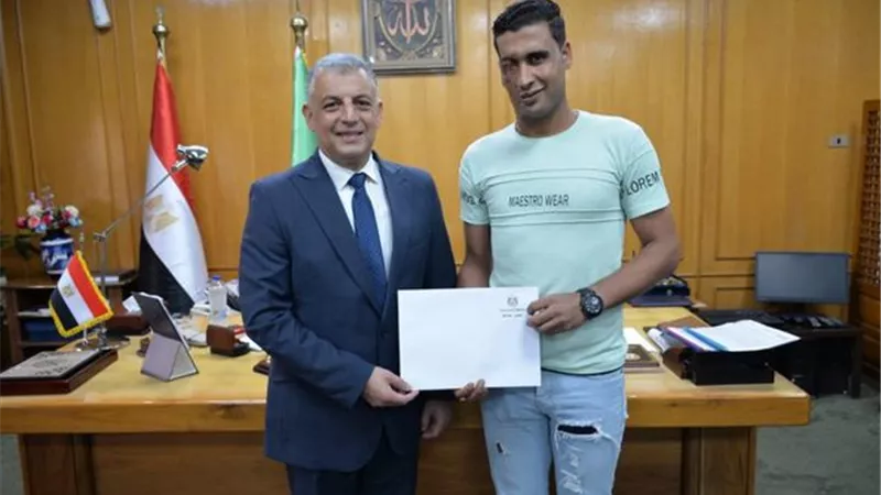 محافظ الإسماعيلية يكرم أحد مصابي العمليات الحربية