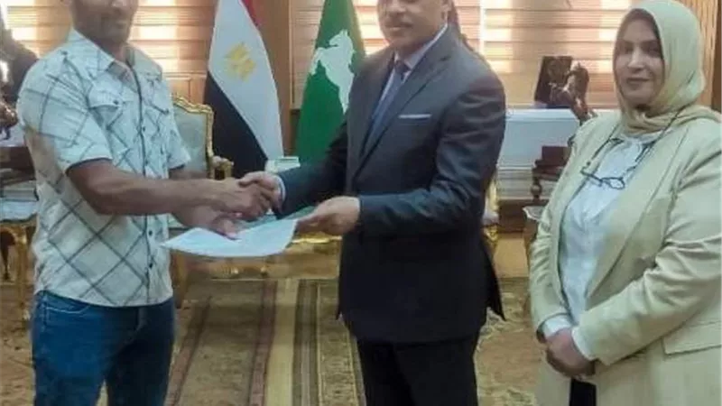 محافظ الشرقيةيُسلم وحدةسكنيةلمواطن من الأولى بالرعاية بهربيط
