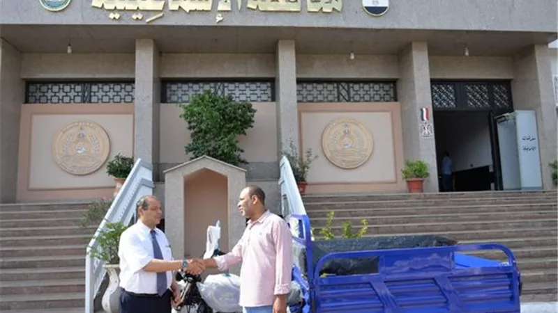 محافظ الإسماعيلية يسلم مواطن تروسيكل لتأمين دخل مناسب لأسرته