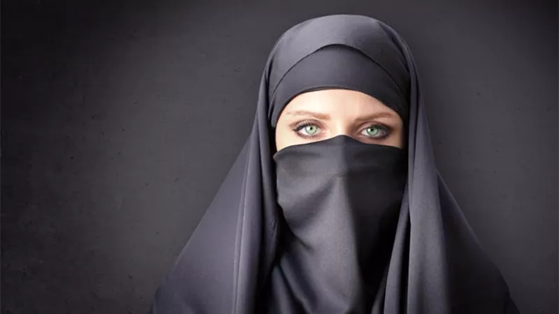 حكم النقاب وتغطية السيدة عائشة وجهها في الحج