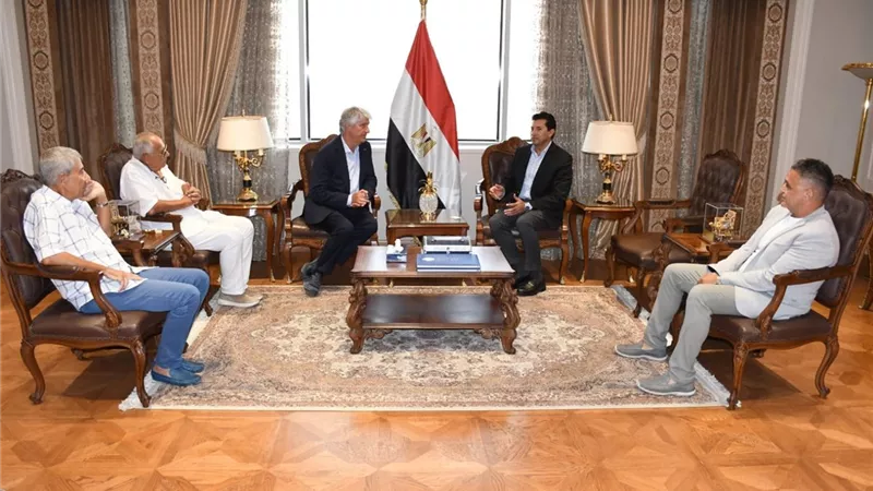 وزير الشباب يبحث التعاون مع رئيس الاتحاد الدولي للدراجات النارية