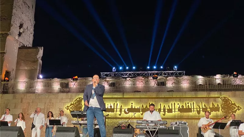 تحت لافتة كامل العدد..هشام عباس يشعل حفل مهرجان القلعة..صور
