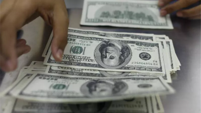الدولار ينخفض إلى أدنى مستوياته في 7 أشهر