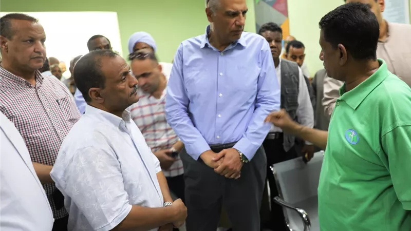 محافظ أسوان يتفقد منظومة العمل بالمركز التكنولوجى بدراو