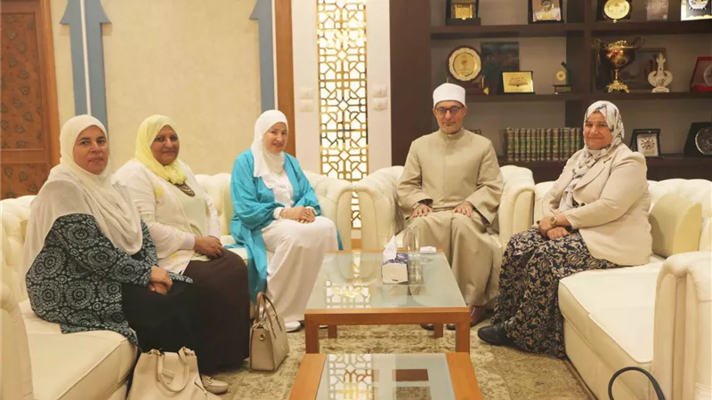 المفتي يستقبل وفدًا من كلية الدراسات الإسلامية للتهنئة بمنصبه