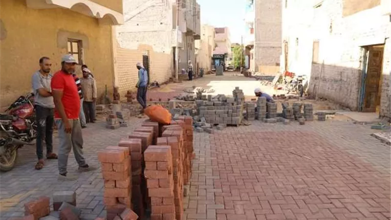 محافظ الوادى الجديد يتابع رفع كفاءة الطرق بأحياء الخارجة