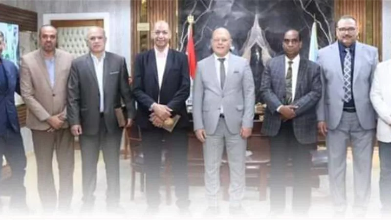 رئيس جامعة سوهاج يكرم وكيلى الطب البشري لبلوغهما السن القانونية