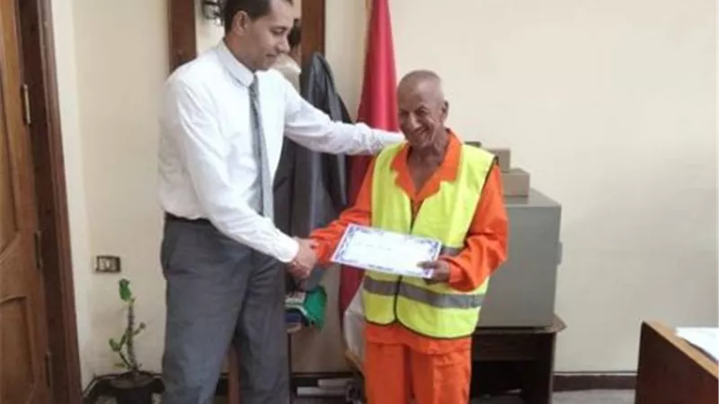 «فرغلي»يكرم عامل نظافة لأمانته فى رد مبلغ ٤٤ ألف جنيه