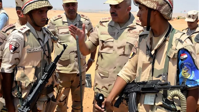 الفريق أحمد خليفة يتفقد إحدى المراحل التدريبية لمشروع تكتيكى