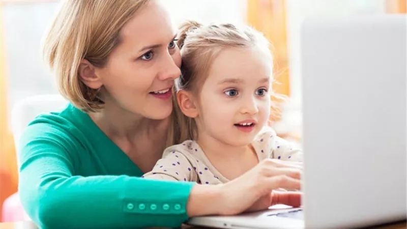 خطوات لحماية طفلك من أخطار الإنترنت
