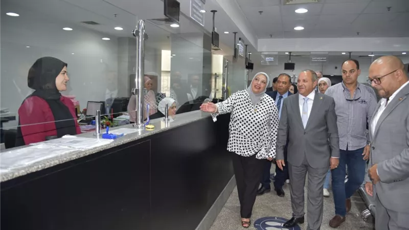 محافظ بورسعيد يتفقد المركز التكنولوجي لخدمة المستثمرين