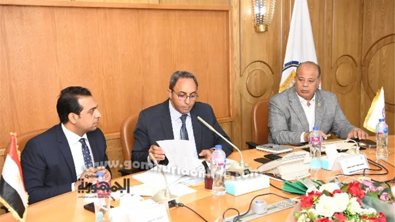 محافظ قنا يتابع موقف مشروع ازدواج الطريق الصحراوي الغربى