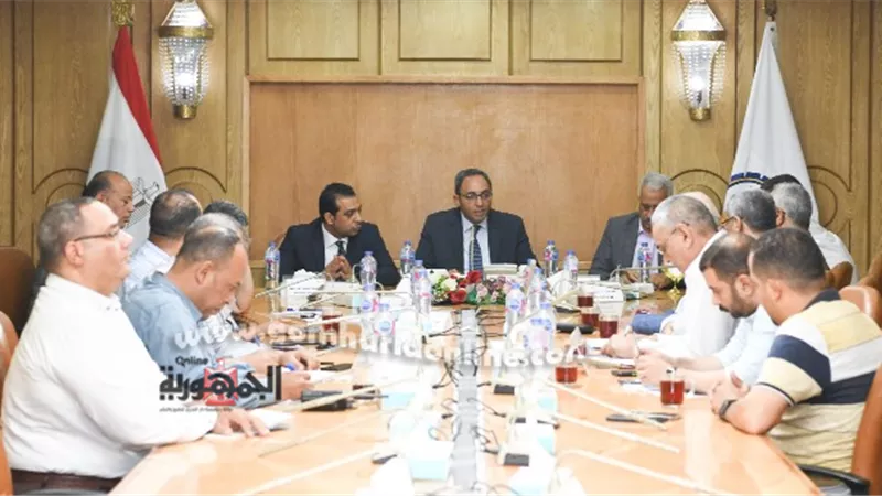 محافظ قنا تكثيف الجهود لتحسين الخصائص السكانية